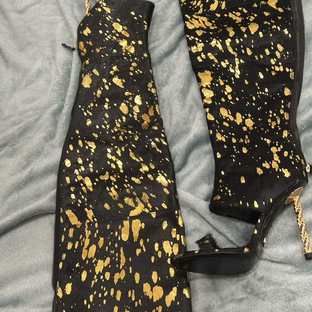 Jennifer Le Elegant Black and Gold Boots